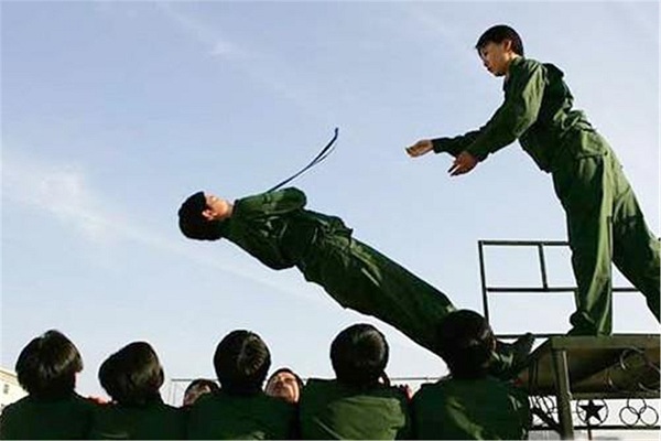 信任背摔